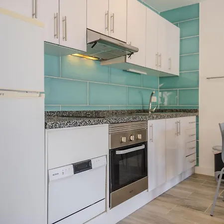 Charming 1-bedroom With Ocean Views In Apartment *