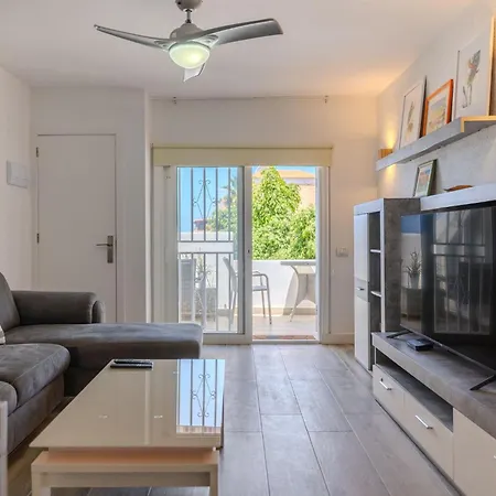 Charming 1-bedroom With Ocean Views In Apartman