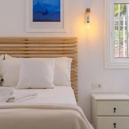 Charming 1-bedroom With Ocean Views In Apartment