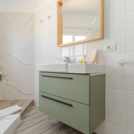 Charming 1-bedroom With Ocean Views In