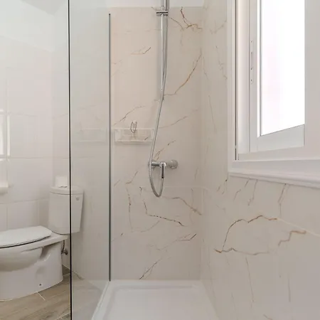 Charming 1-bedroom With Ocean Views In Apartment